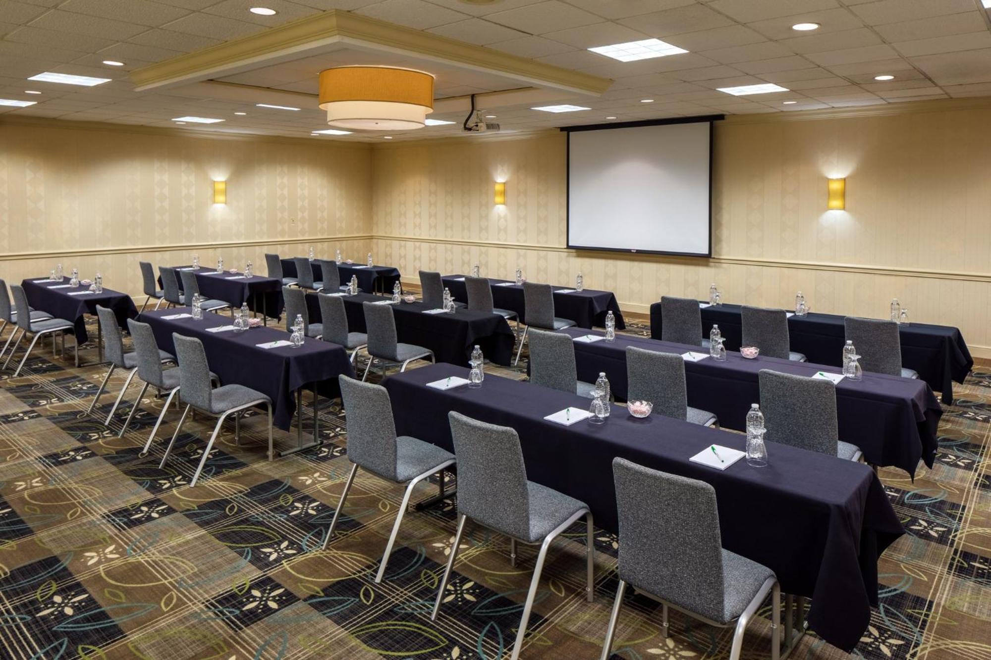 Holiday Inn Weirton-Steubenville Area Exterior foto